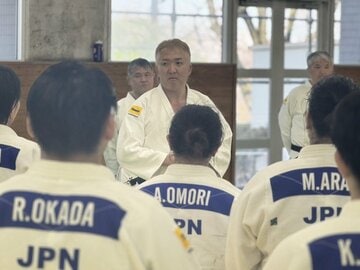 全日本の男女合同練習会で指導した男子の鈴木桂治監督