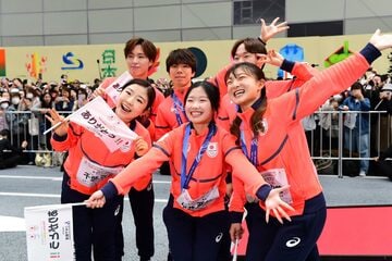 パレードに参加した選手たち（前列左から）千葉百音、中井亜美、坂本花織（後列左から）三浦佳生、佐藤駿、鍵山優真