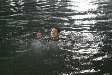 水神祭で水面に投げ込まれた宮本琉正