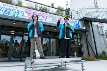 「放課後フェス」２日目に出演したニューヨークの嶋佐和也（左）と屋敷裕政