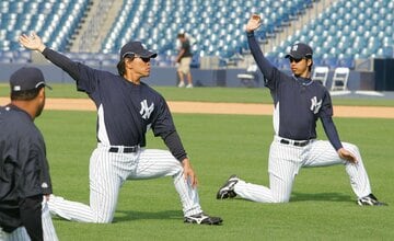 ヤンキース時代の松井秀喜氏(左)と井川慶氏(2007年)