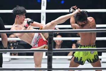 ソンチャイノーイ・ゲッソンリット(右)に左ハイを狙った吉成名高