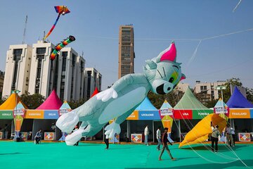 インドの凧揚げ祭り（ロイター）