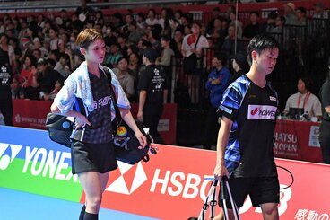 敗戦しコートをあとにする渡辺勇大と田口真彩
