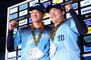 お立ち台に上がった西武・、石井一成と豆田泰志