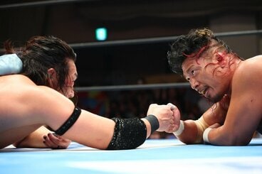 KONOSUKE TAKESHITA（左）と鷹木信悟
