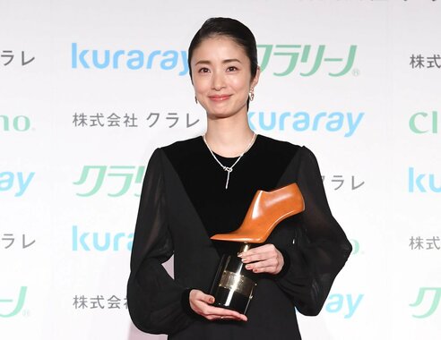 上戸彩が美脚大賞30代部門受賞 3児のママの奮闘ぶりも告白