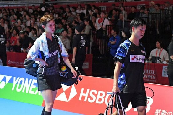 敗戦しコートをあとにする渡辺勇大と田口真彩