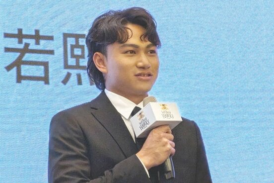 母国である台湾でソフトバンクの入団会見に臨んだ徐若熙投手（球団提供）