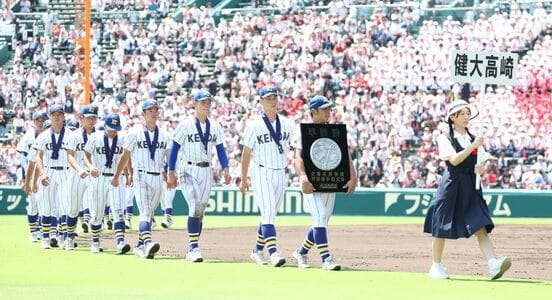 閉会式で準優勝校としてグラウンドを一周する健大高崎の選手たち