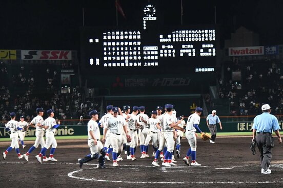 綾羽ナインが勝利を収め、試合が終了したのは午後10時46分だった