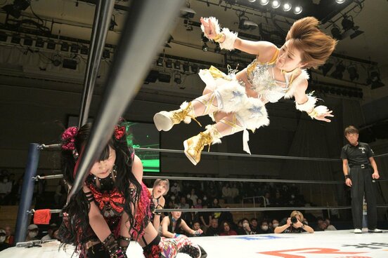 因縁の伊藤麻希(左)を一気に攻めたなつぽいだったが…