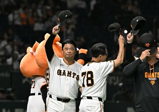 試合後、ファンに挨拶する橋上秀樹監督代行