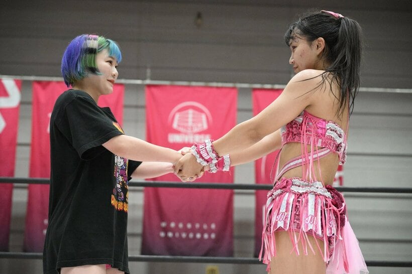 健闘を誓う遠藤有栖（左）と渡辺未詩