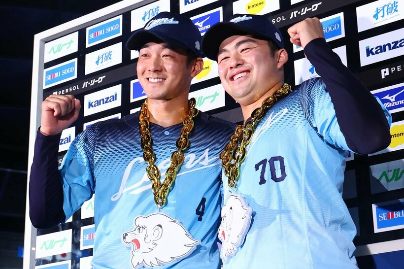 お立ち台に上がった西武・、石井一成と豆田泰志