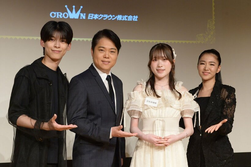左から原田波人、三山ひろし、グランプリを受賞した生田瑚桃さん、田中あいみ
