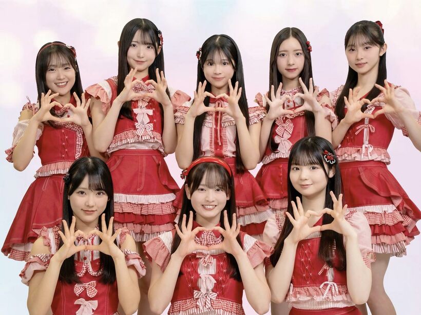 ＡＫＢ４８研究生８人によるカップリング楽曲「初恋に似てる」のメンバー写真（後列左から）髙橋舞桜、田中沙友利、牧戸愛茉、森川優、渡邉葵心（前列左から）丸山ひなた、近藤沙樹、大賀彩姫（Ｃ）ＡＫＢ４８