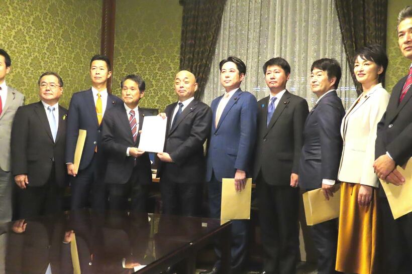 企業・団体献金禁止を盛り込んだ法案を提出した立憲民主党のメンバー