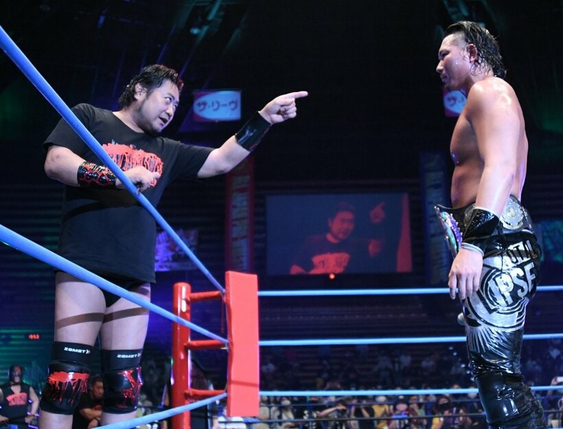  新３冠王者のジェイク(右)を挑発する諏訪魔（東スポWeb）