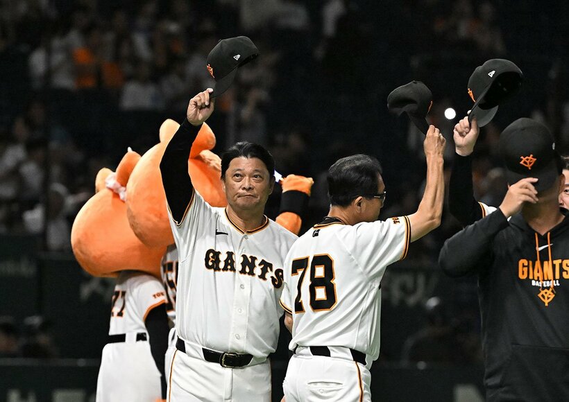 試合後、ファンに挨拶する橋上秀樹監督代行