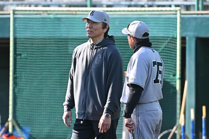二軍を訪れ石井二軍監督（右）と話す松井秀喜氏