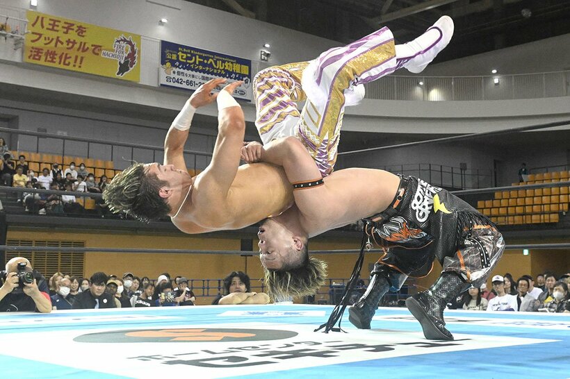 ニック・ウェイン(上)にジャーマンスープレックスを放つ藤田晃生