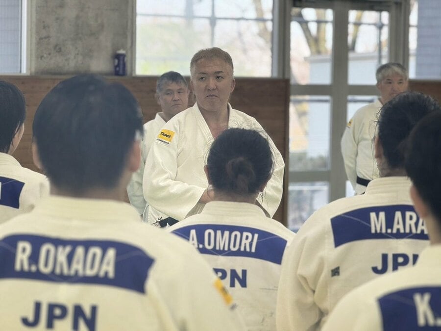 全日本の男女合同練習会で指導した男子の鈴木桂治監督