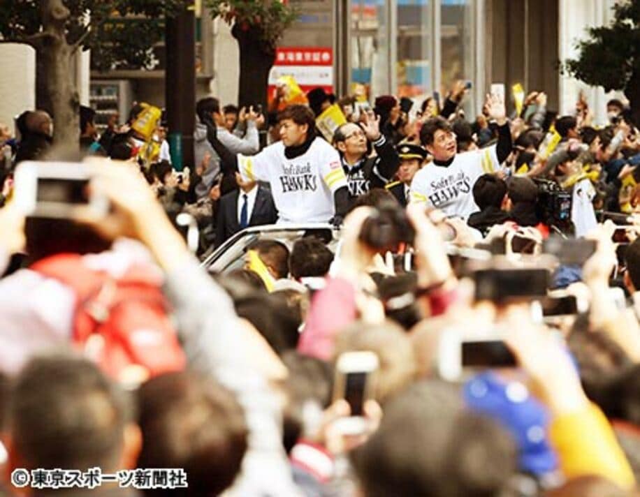 大勢のファンの声援に応える（左から）柳田、王球団会長、工藤監督