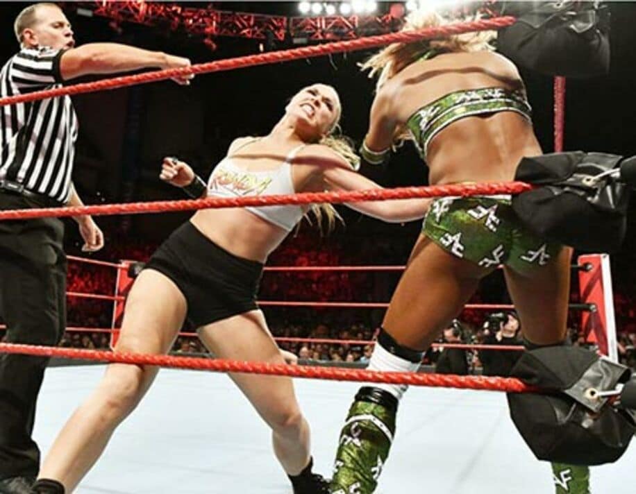  アリシア（右）に強烈なボディーブローを放つロンダ（C）2018　WWE,　Inc.　All　Rights　Reserved.
