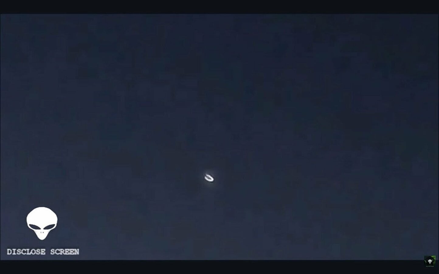 2023年に目撃された回転するC型UFO(「ディスクローズ・スクリーン・ザ・グリムリーファー」のFacebookから)