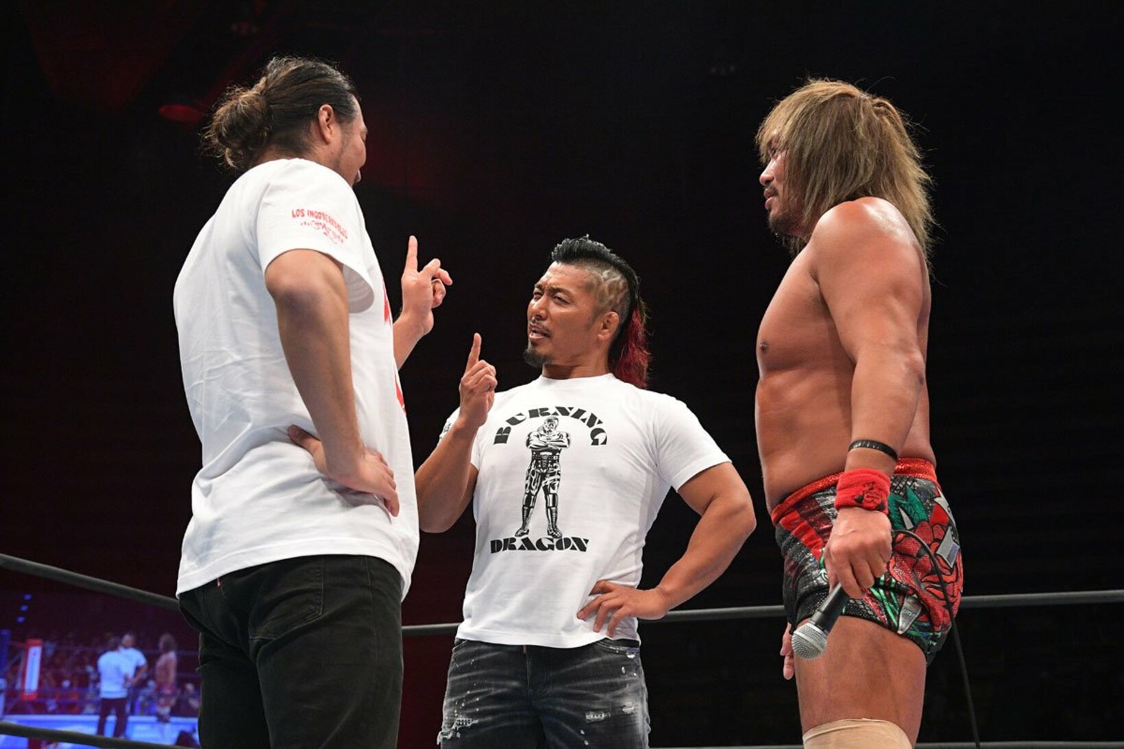 辻陽太（左）と鷹木信悟（中央）に両国で待っていると呼びかけた内藤哲也