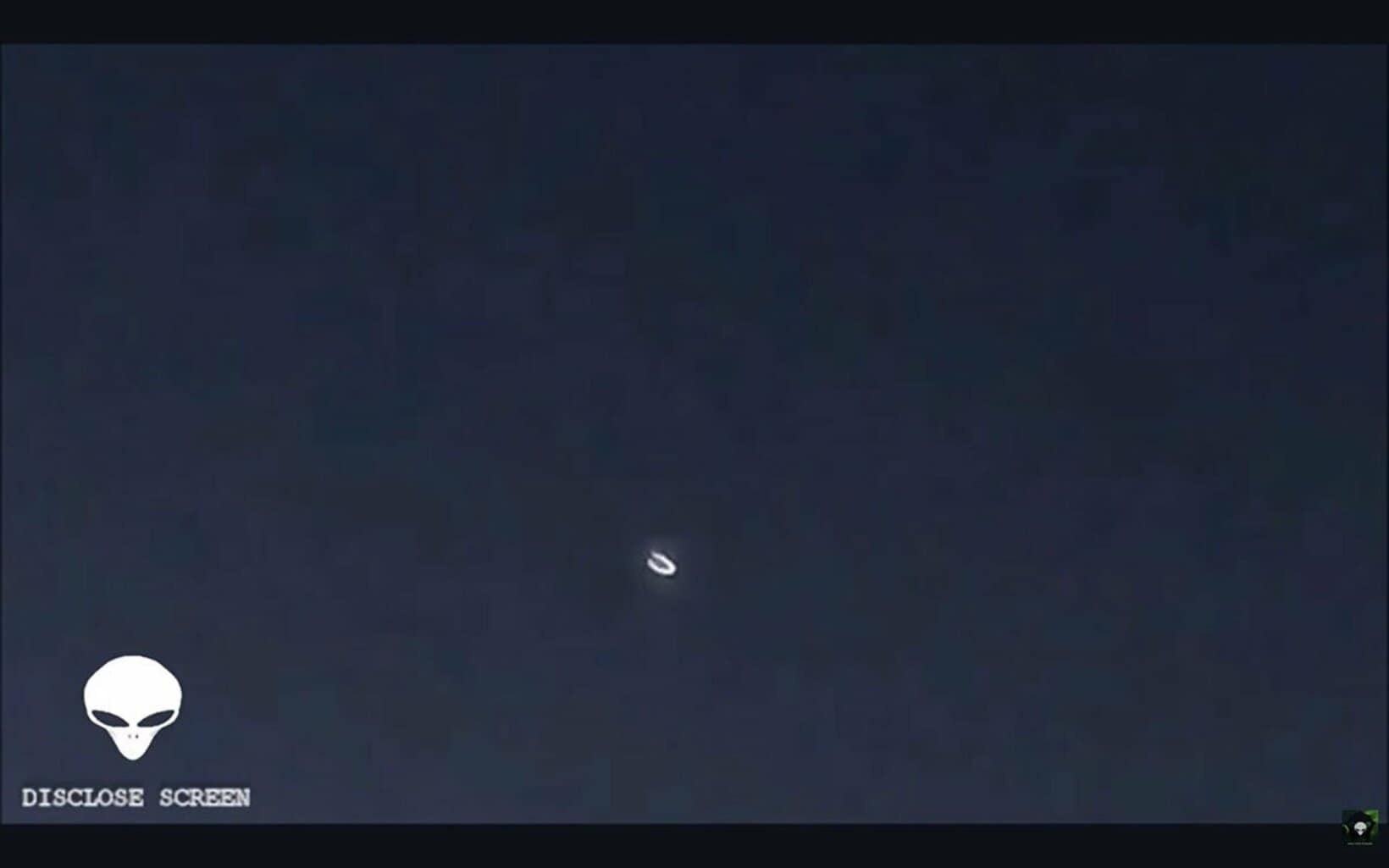2023年に目撃された回転するC型UFO（「ディスクローズ・スクリーン・ザ・グリムリーファー」のFacebookから）