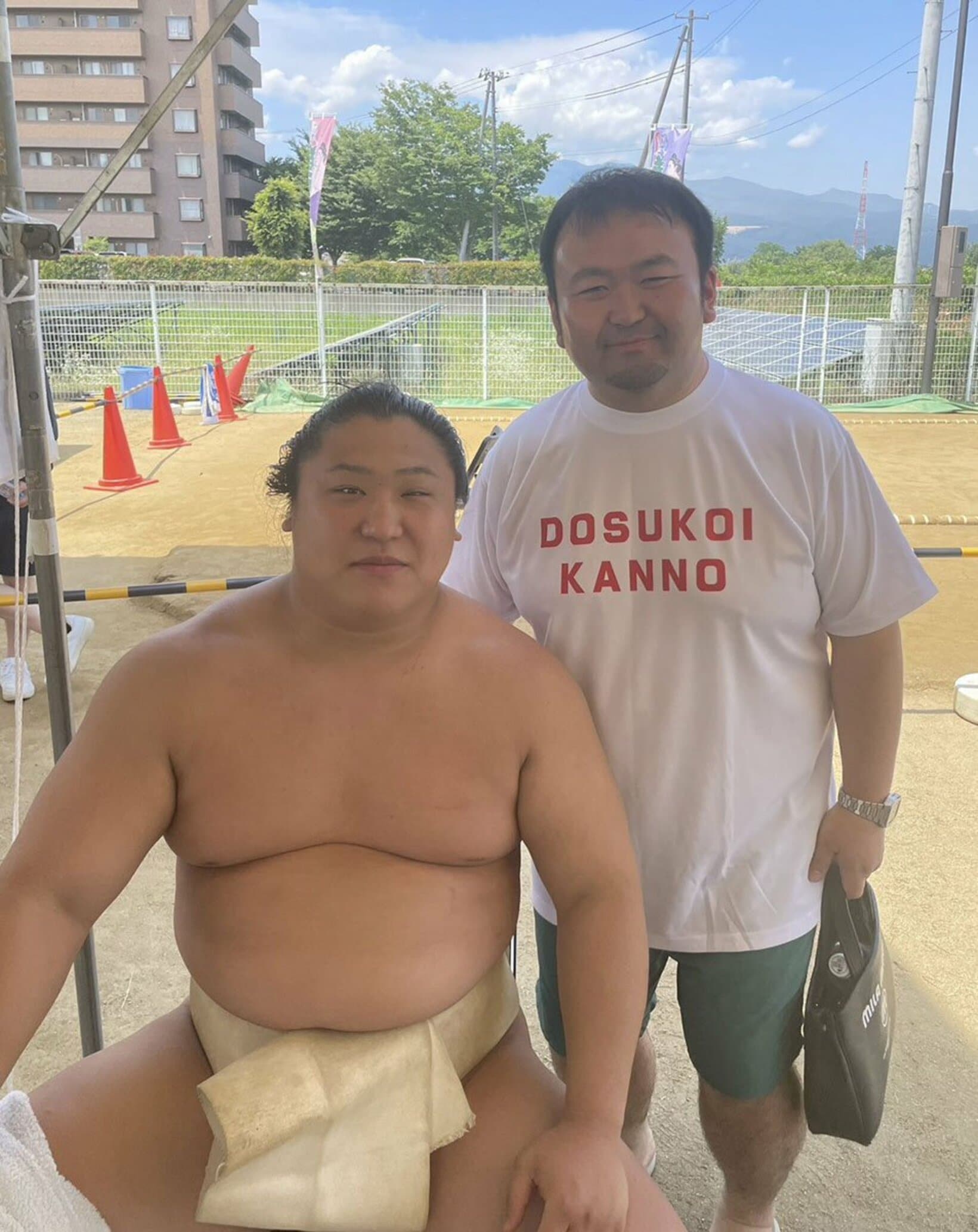 稽古後の若隆景（左）と大森賢治さん＝大森さん提供