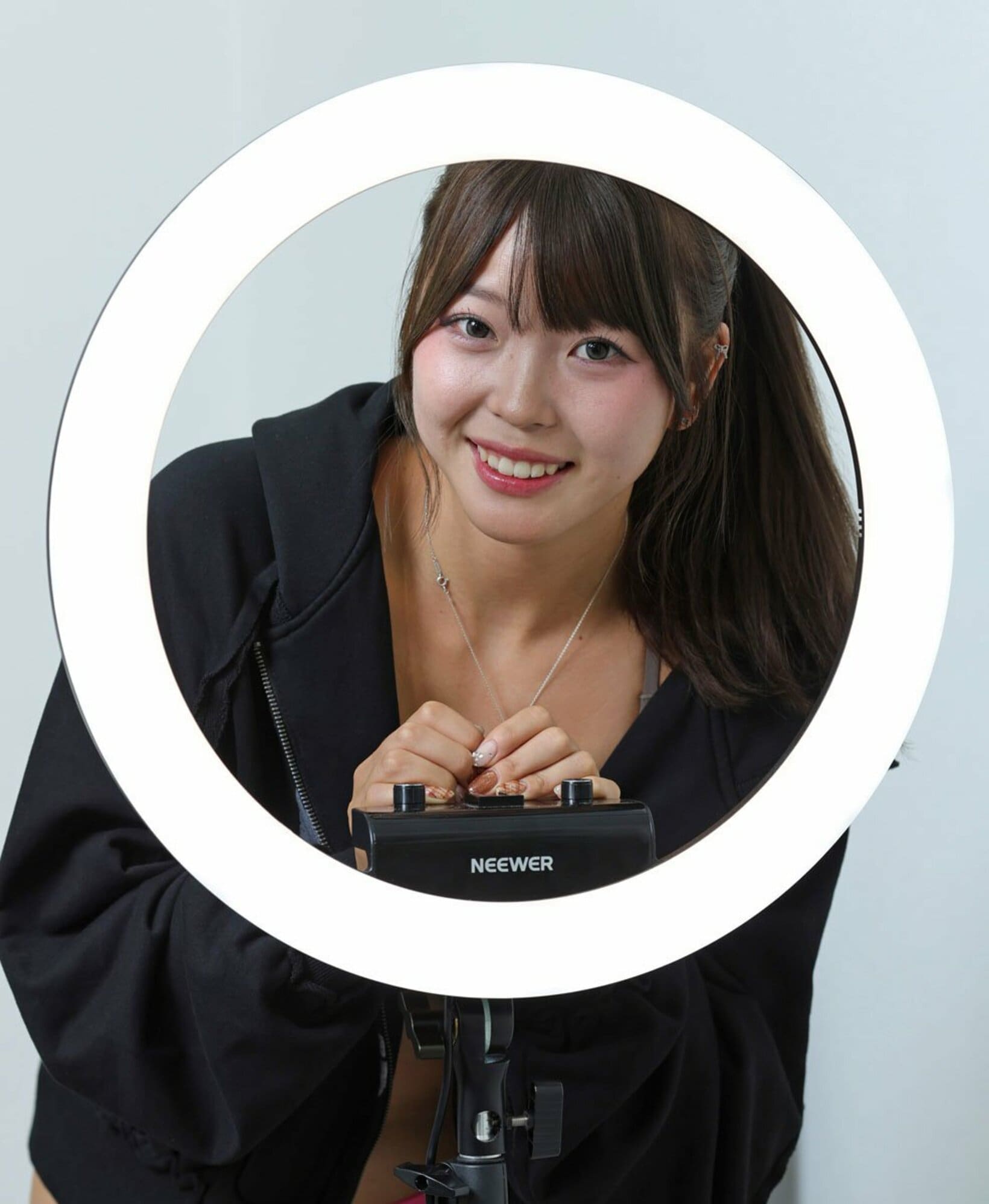 ポーズを決める衣笠乃愛