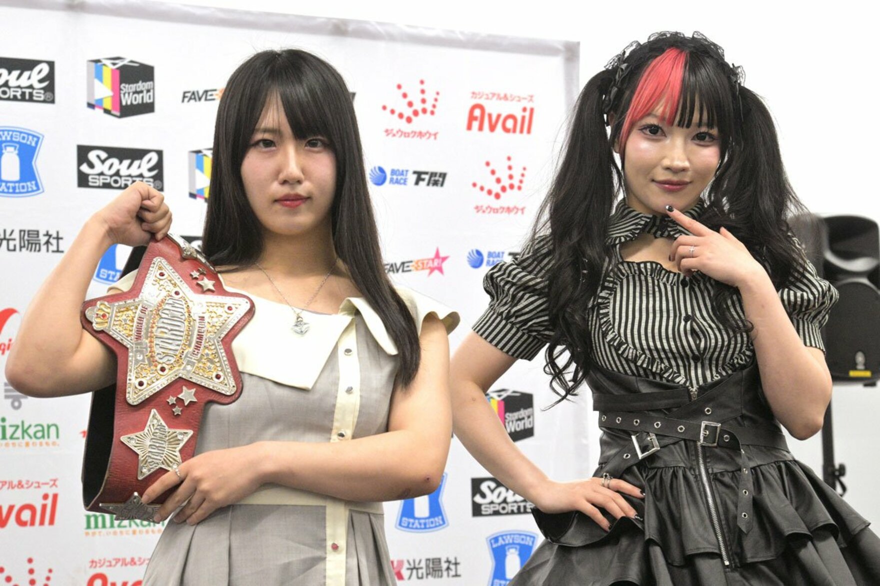 ワールド王者・玖麗さやか（左）と伊藤麻希