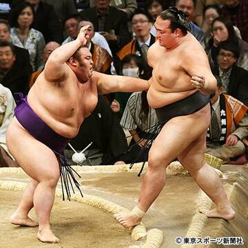  稀勢の里（右）は貴景勝に敗れて２敗目
