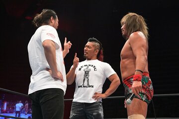 辻陽太（左）と鷹木信悟（中央）に両国で待っていると呼びかけた内藤哲也