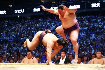 突き落としで美ノ海(右)に敗れた霧島