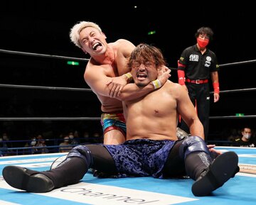  後藤(手前)との激闘を制したオカダ