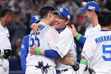 劇的サヨナラ弾の細川に抱きつく立浪監督