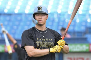 試合前の神宮球場で、遠くを見つめる阪神・佐藤輝明