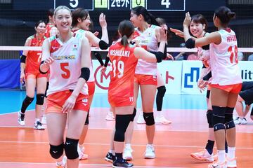 佐藤淑乃（左）らバレーボール女子日本代表