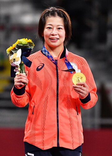  金メダルを手に微笑む向田真優