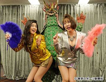 メジャーデビュー発表会を行った益子寺かおり（左）と中尊寺まい