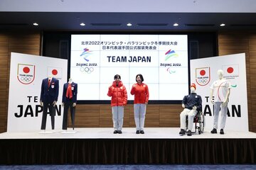  発表会に出席した高木美帆(左)とパラアルペンスキーの田中佳子(右)(ＪOC提供)