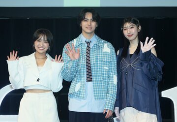 左から大原優乃、高野洸、日比美思