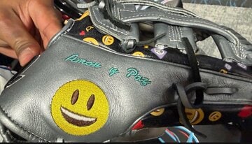 モレルのグラブに刺しゅうされたマーク（MLB公式サイトから）
