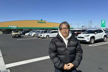 ツルヤ明和店で買い物した渡辺広明氏。駐車場も店内も広い