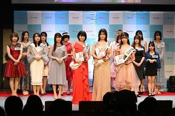 ミス東スポ記者会見の様子。前列左から朱華、古川、理依奈