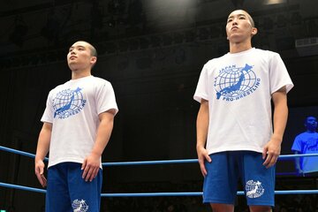 デビューが決定した寺田咲人（左）と長尾一大心